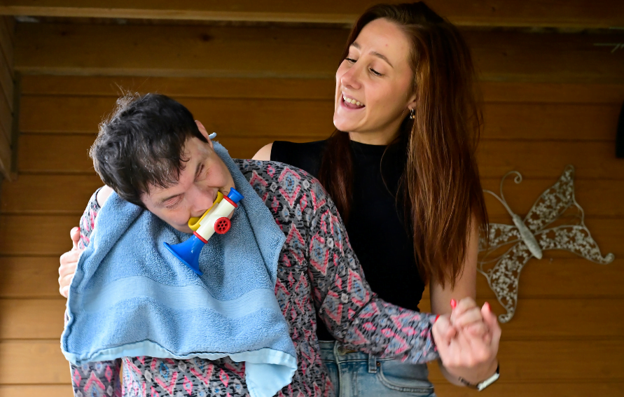 3298 begeleider emb dichterbij